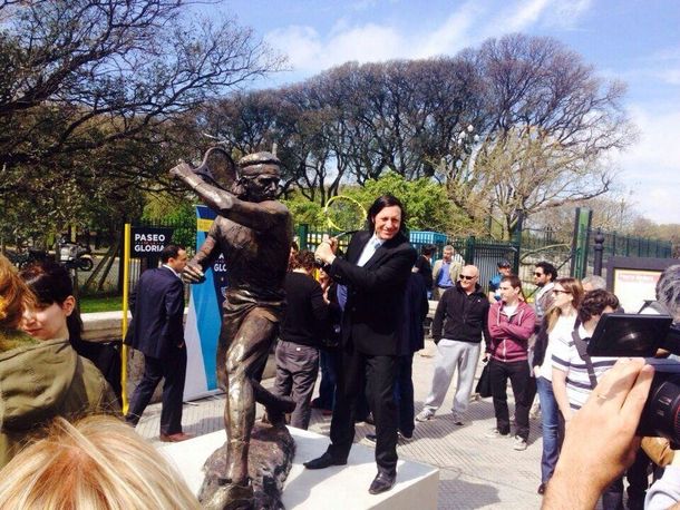 La Ciudad inauguró una estatua en homenaje a Guillermo Vilas