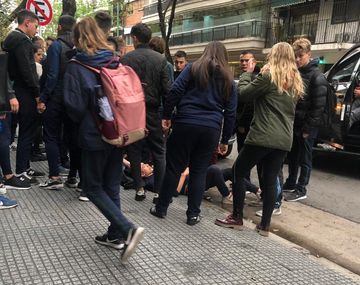 Una patota atacó a un grupo de alumnos a la salida de un colegio en Caballito