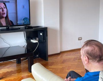 La foto de Carlos Bilardo viendo la serie sobre su vida