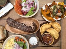 Una parrilla con técnicas innovadoras, llamativas jaulas de las carnes y una notable selección de vinos