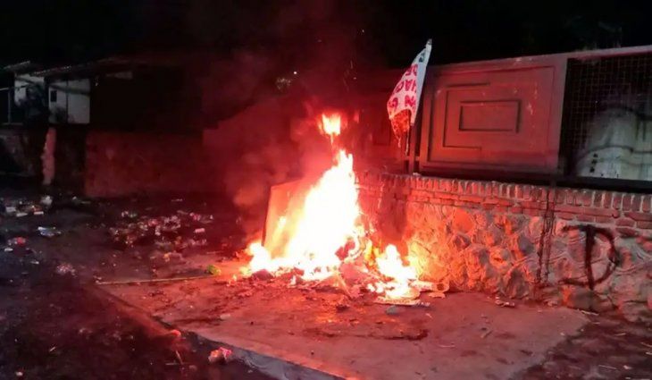 La Rioja: militantes atacaron la residencia del gobernador