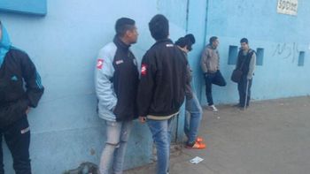 la conmovedora foto de un hincha de belgrano que emociona a todos la conmovedora foto de un hincha de belgrano que emociona a todos