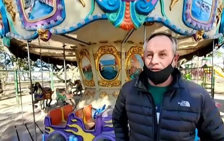 Tuvo que cerrar su calesita y vende los caballitos de madera para vivir
