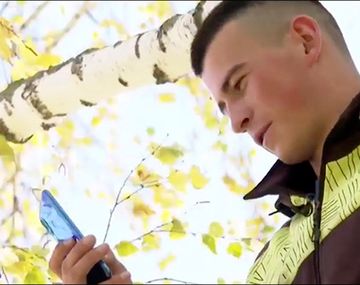 Rusia: trepa a la copa de un árbol para tener clases por internet por el coronavirus