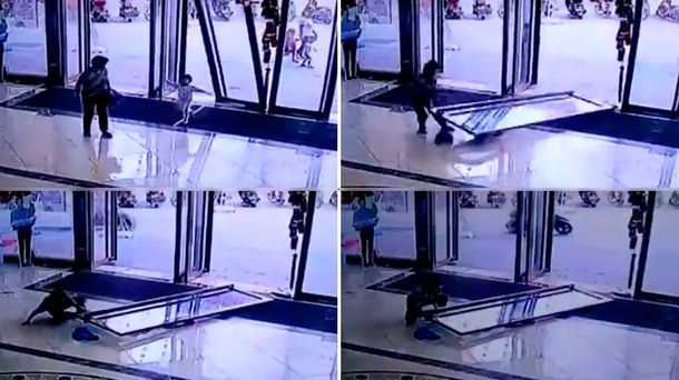 Una nena de tres años fue aplastada por una puerta de vidrio cuando entraba a un edificio en China.