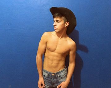 Matías Ochoa tiene 19 años, es funcionario y youtuber