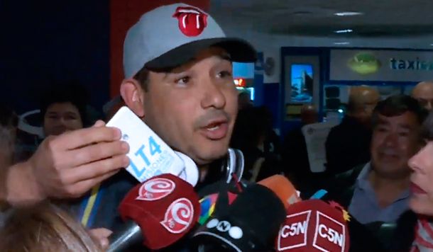 Llegó a Ezeiza el barra brava Maxi Mazzaro: Me iba de vacaciones a Barcelona