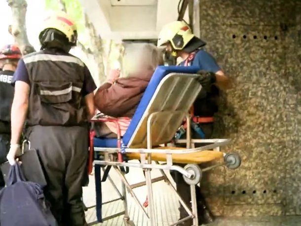 Recoleta: Bomberos rescataron a una mujer que había quedado encerrada en su departamento
