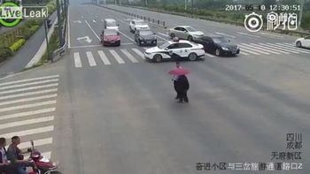 Un policía ayuda a una persona mayor a cruzar la calle Un policía ayuda a una persona mayor a cruzar la calle