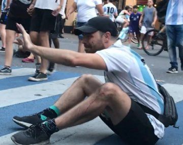 Peter Lanzani festejó el campeonato del mundo en el techo del Metrobus