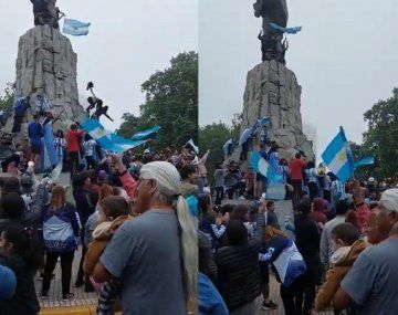 Cayeron de un monumento mientras festejan el triunfo de Argentina