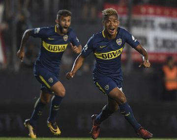 Wilmar Barrios y Gino Peruzzi celebran el gol del triunfo de Boca ante Estudiantes