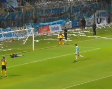 Inédito: pateó tan fuerte un penal que rompió el arco y es viral
