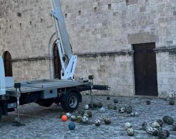 Encuentran un museo de pelotas de fútbol sobre el techo de una iglesia italiana