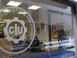 El presidente de la Cámara de Industrias del Uruguay (CIU), Fernando Pache, consideró que el gobierno reconoció un atraso cambiario del 17%. El presidente de la Cámara de Industrias del Uruguay (CIU), Fernando Pache, consideró que el gobierno reconoció un atraso cambiario del 17%.