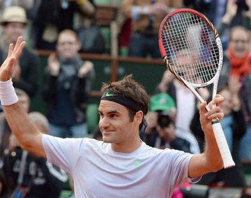 Federer avanza en París e igualó un récord de Vilas