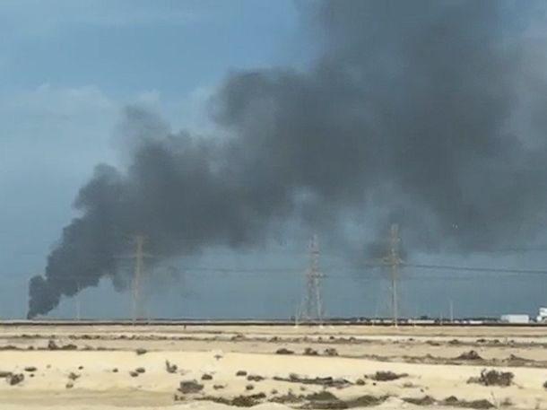 Irán bombardeó una de las refinerías de petróleo más grandes del mundo en Arabia Saudita
