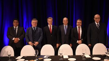 El presidente de Antel, Gabriel Gurméndez, junto a miembros del gabinete de ministros. El presidente de Antel, Gabriel Gurméndez, junto a miembros del gabinete de ministros.