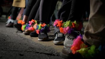 Mujeres se colocan tobilleras de colores frente a la casa de Cristina: Nos la ponemos todas