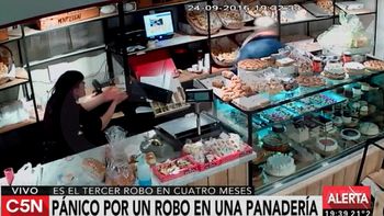 violento robo en una panaderia de la plata: amenazaron a los empleados y luego huyeron violento robo en una panaderia de la plata: amenazaron a los empleados y luego huyeron