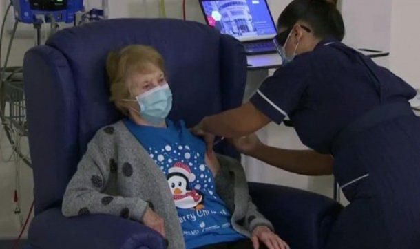 Una señora de 90 años fue la primera persona en recibir la vacuna contra el coronavirus de Pfizer-BioNTech en Reino Unido