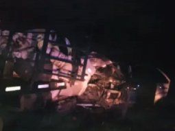 fuerte choque frontal en la ruta 12: una camioneta se cruzo de carril fuerte choque frontal en la ruta 12: una camioneta se cruzo de carril