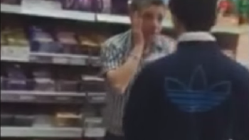 empleado cacheteo a un cliente empleado cacheteo a un cliente