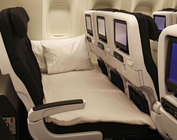 Así es volar en una cama en clase turista
