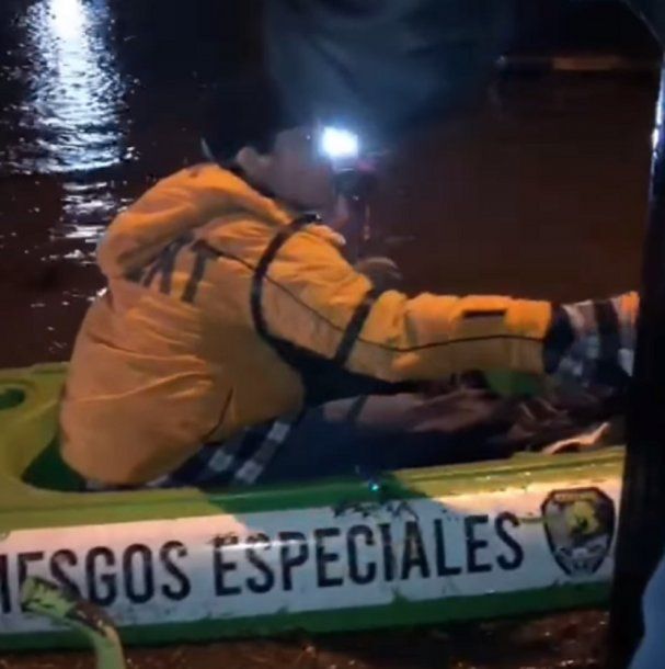 Mar del Plata: rescataron en kayak a pasajeros de un colectivo inundado