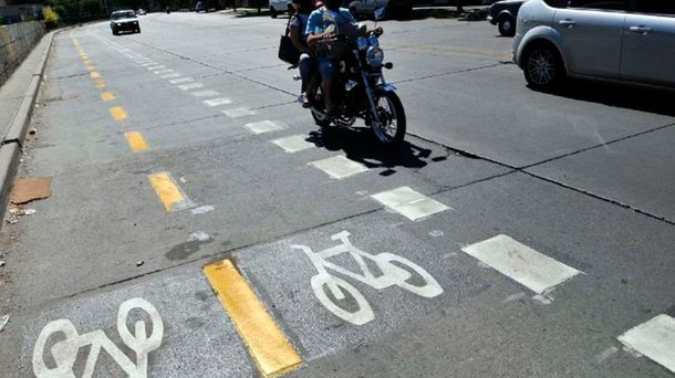 ¿Qué ministro fue a recibir a Barack Obama en bicicleta?