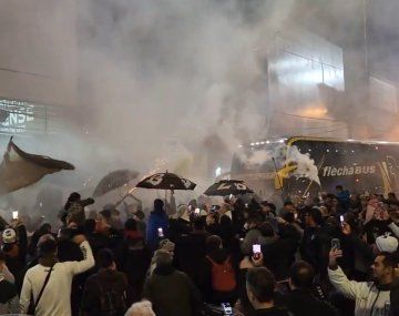 Los hinchas de Platense coparon las calles para recibir al plantel