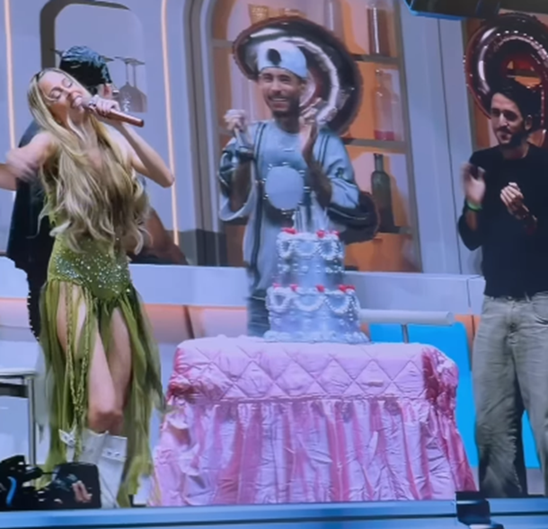 Inolvidable cumpleaños de Tini Stoessel : Rodrigo De Paul apareció con una torta gigante en el show