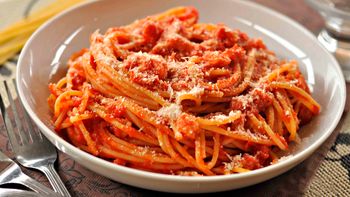 el spaghetti allamatriciana, el plato tipico en el centro del terremoto en italia el spaghetti allamatriciana, el plato tipico en el centro del terremoto en italia