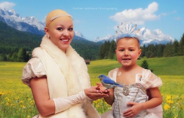 La emotiva Cenicienta sin pelo que consuela a una nena de 5 años con leucemia