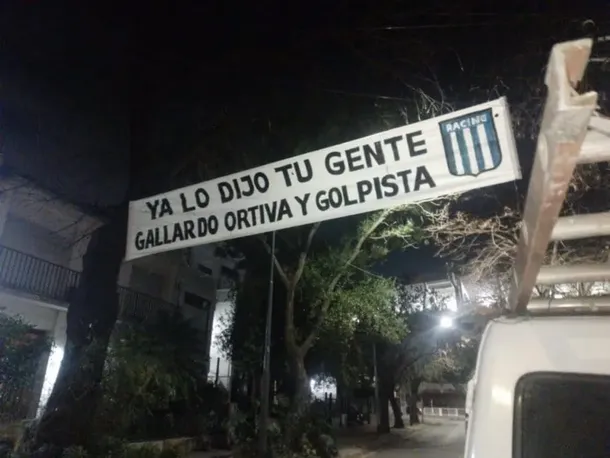 Aparecieron pasacalles en Racing por la salida de Maxi Salas a River: No todo es $$
