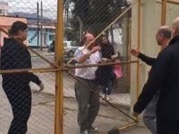 Sergio Hernández paró a saludar al particular fanático Sergio Hernández paró a saludar al particular fanático