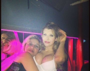 Charlotte paseó su escote por la noche porteña