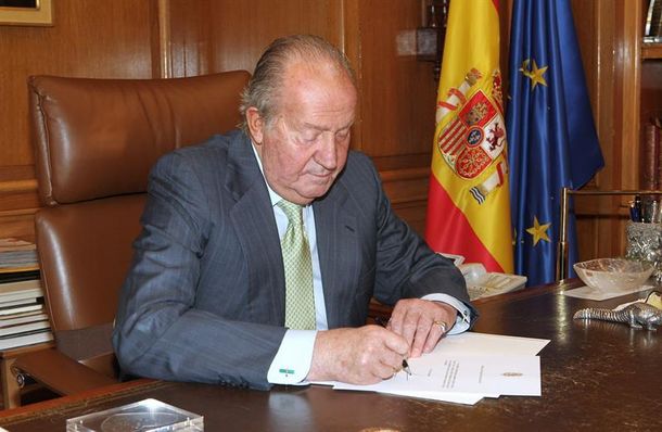 Abdica el rey de España Juan Carlos en favor del príncipe Felipe