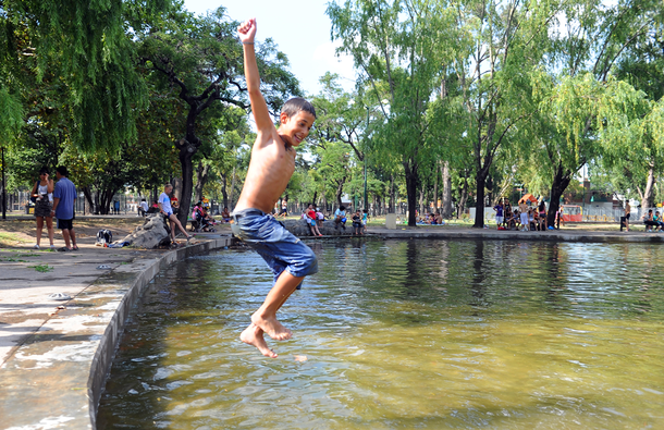 El calor no da tregua y la máxima alcanzará los 34 grados en la Ciudad