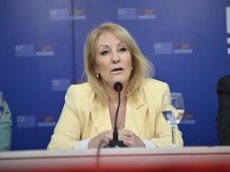 Carolina Cosse podría ser llamada a dar explicaciones por el aumento del precio de los boletos en la capital uruguaya. Carolina Cosse podría ser llamada a dar explicaciones por el aumento del precio de los boletos en la capital uruguaya.