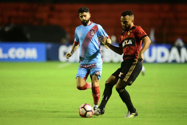 Samuel Xavier disputa la pelota con Lucas Wilchez