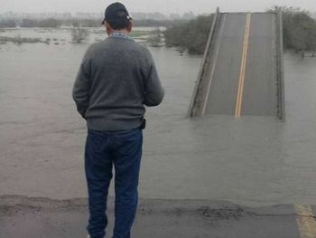 VIDEO: Así se derrumbó un puente en Corrientes por las fuertes lluvias