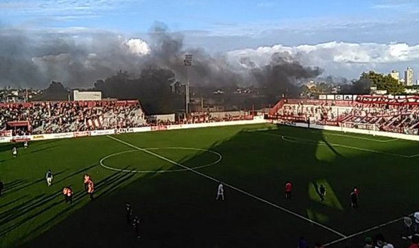 Violencia en el ascenso: suspenden un partido por incidentes fuera del estadio