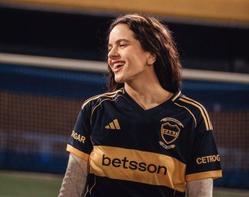 Furor con Rosalía: se puso la camiseta de Boca y recorrió la Bombonera