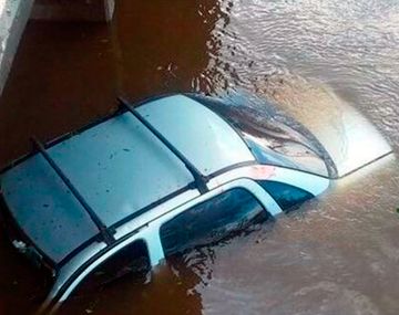 Así quedó el auto en el arroyo