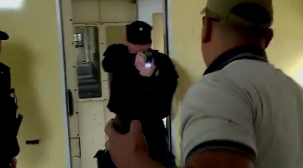 El Gobierno difundió un video con una prueba de uso de las pistolas Taser