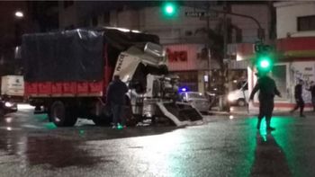 impresionante choque de dos camiones en juan b. justo y nazca impresionante choque de dos camiones en juan b. justo y nazca