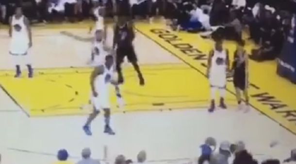 El base bromeó con su performance