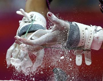 La gimnasta venezolana Jessica López antes de su ejercicio en las barras asimetricas