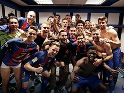 El celular de Messi en alto y, del otro lado, Neymar